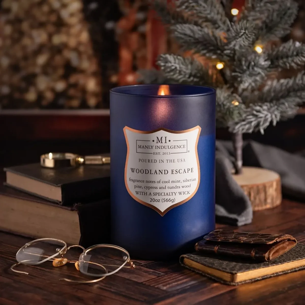 Sojowa świeca zapachowa dla mężczyzn Woodland Escape Colonial Candle 566 g - obrazek 2